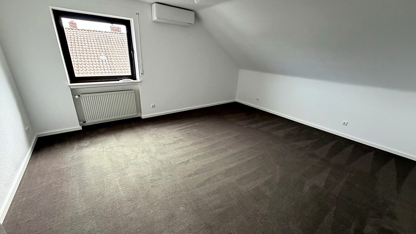Fertig renovierter Raum mit Teppichboden